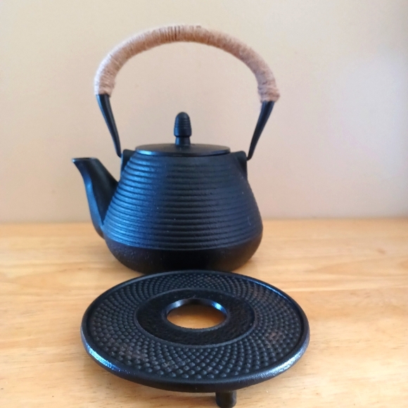 Cast Iron Japanese Tetsubin Stovetop Teapot with Trivet & Infuser - Picture 3 of 9
